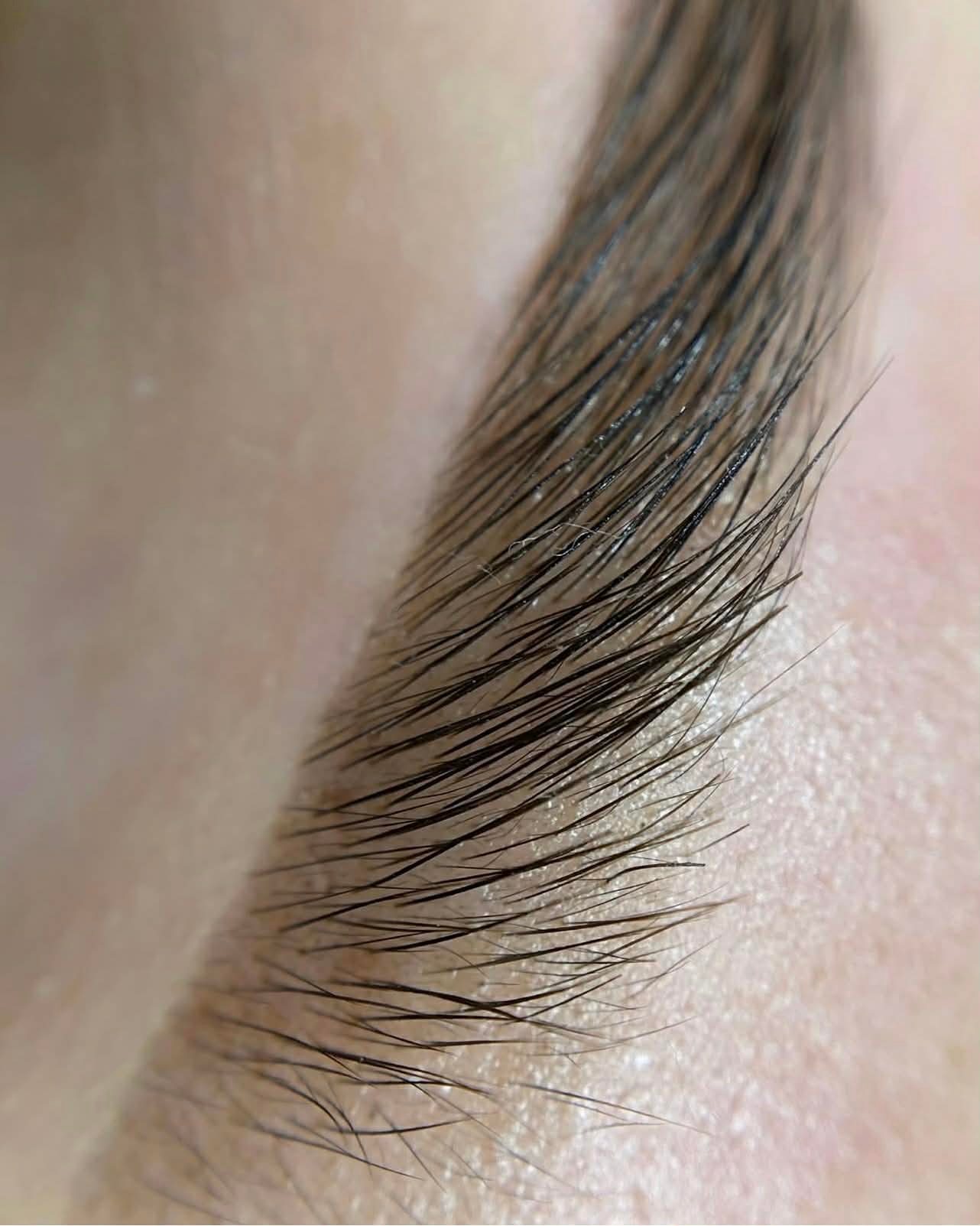 Laminacja brwi — realizacja